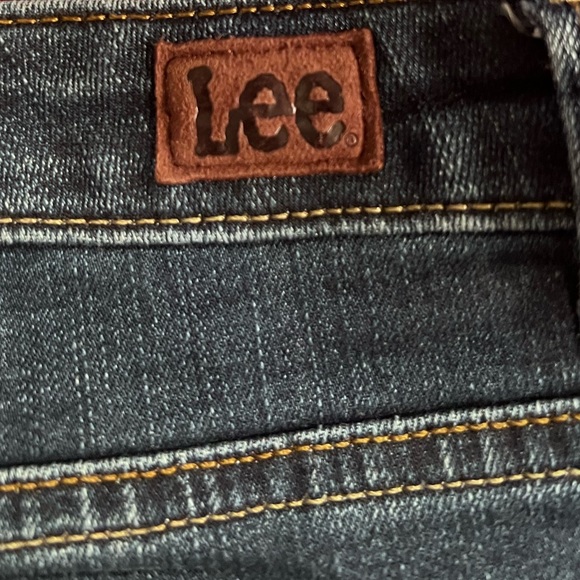 Lee Relaxed Fit Straight Leg High Rise Jeans. Size 16. - Picture 2 of 4